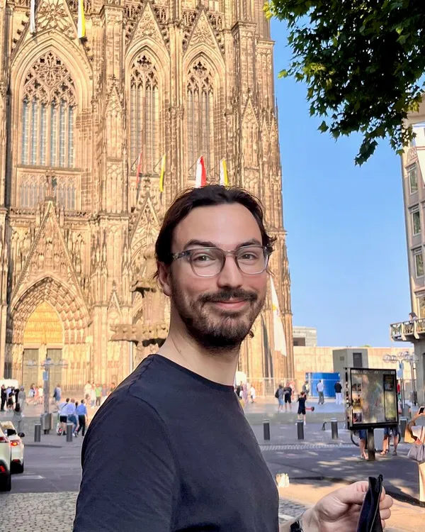 Jan Nikolov vor dem Dom