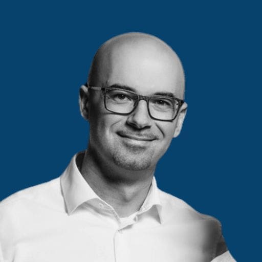 Portrait eines professionellen Medienexperten, Jan Nikolov, in einem hochwertigen Business-Foto.