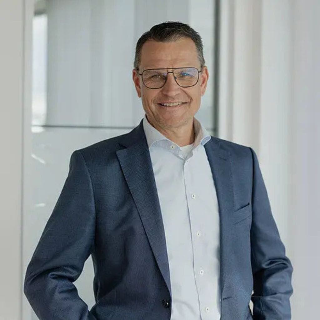 Professioneller Mann in Brille im Anzug bei Jan Nikolov Media.