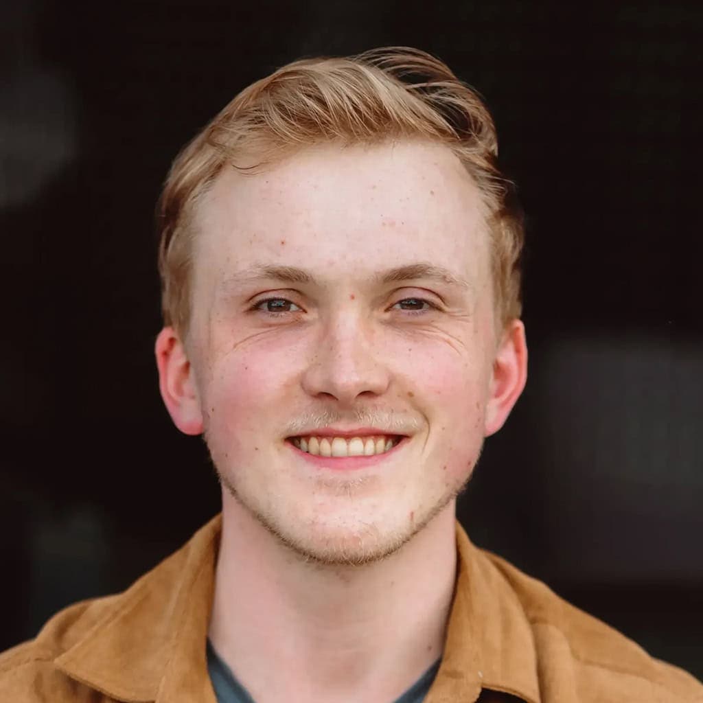 Hübsches Porträt eines jungen Mannes, professionelle Fotografie für Medien und Kommunikation.